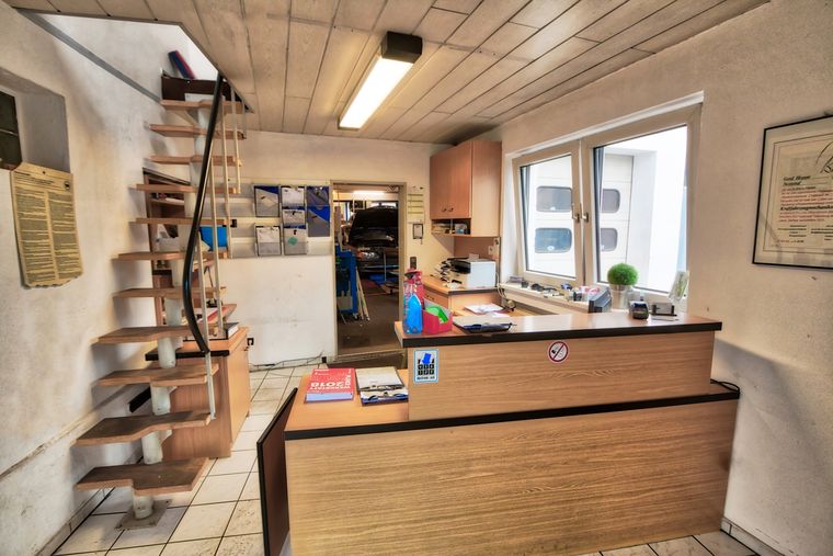 Einblick in die Werkstatt von Autotechnik Hoppe in Viersen